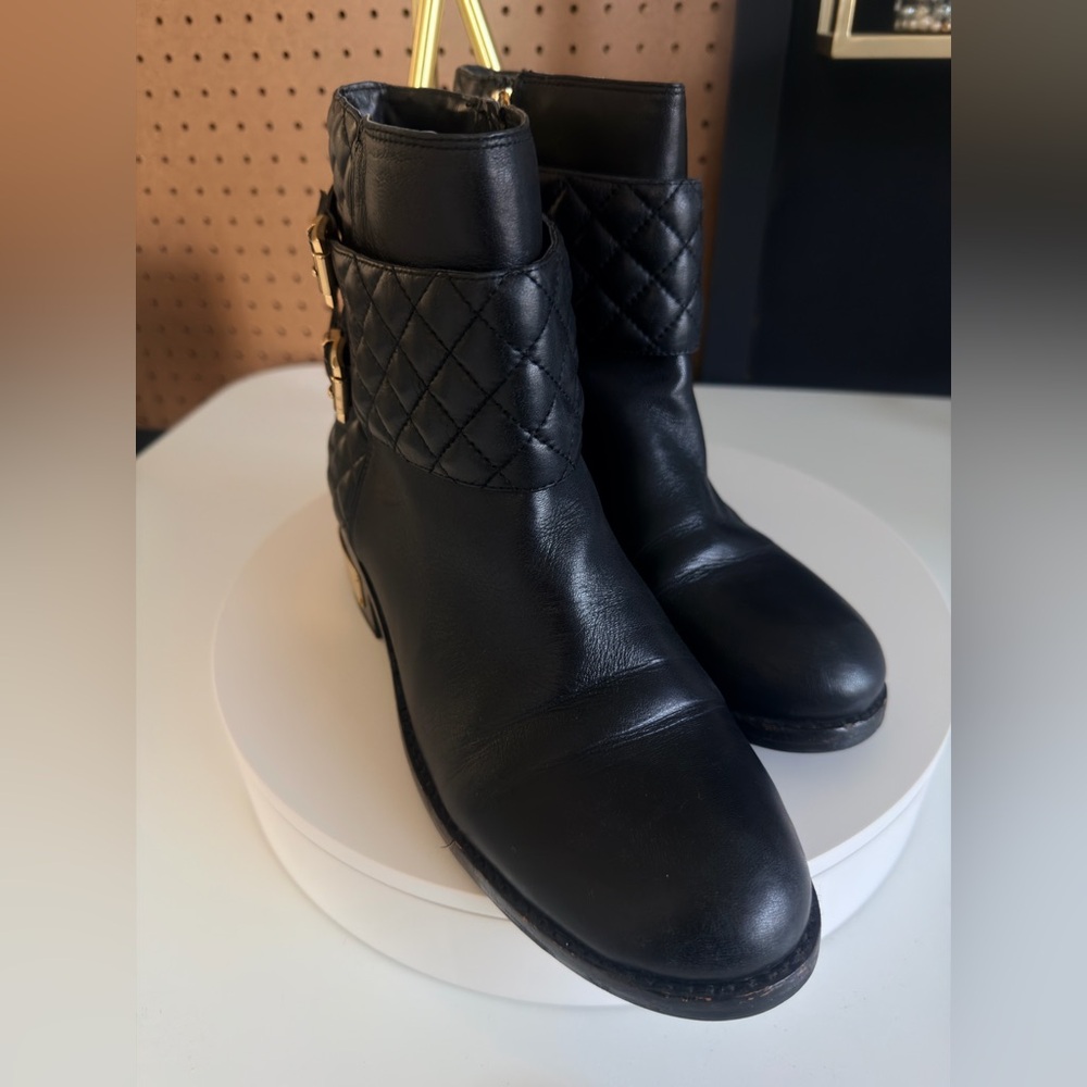 Vince Camuto Wintela Womens Quilted Black Leather Gold Accents Bootie